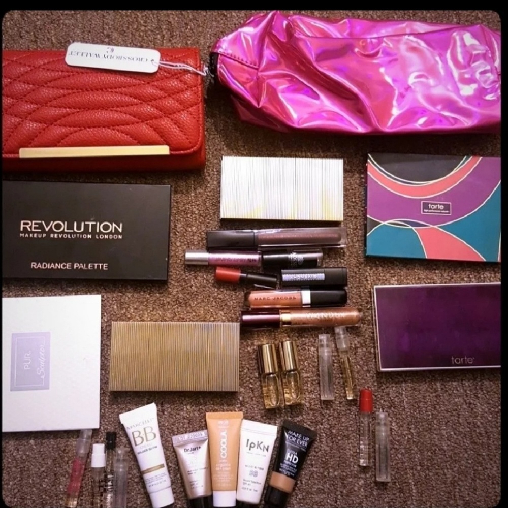 Great deal Make up bundle w/ new clutch & pouch